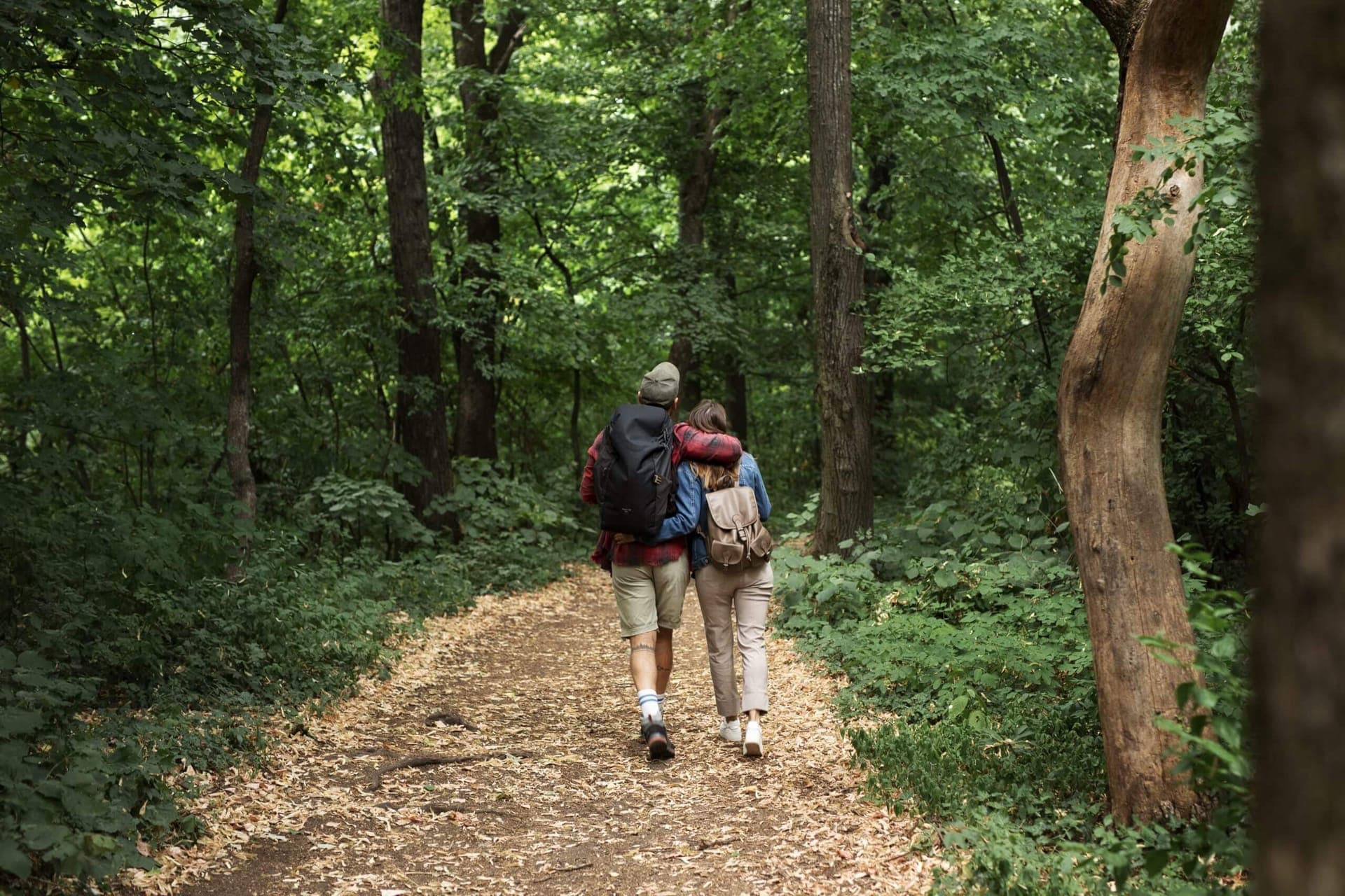 Glückliches Paar genießt einen Ausflug in der Natur