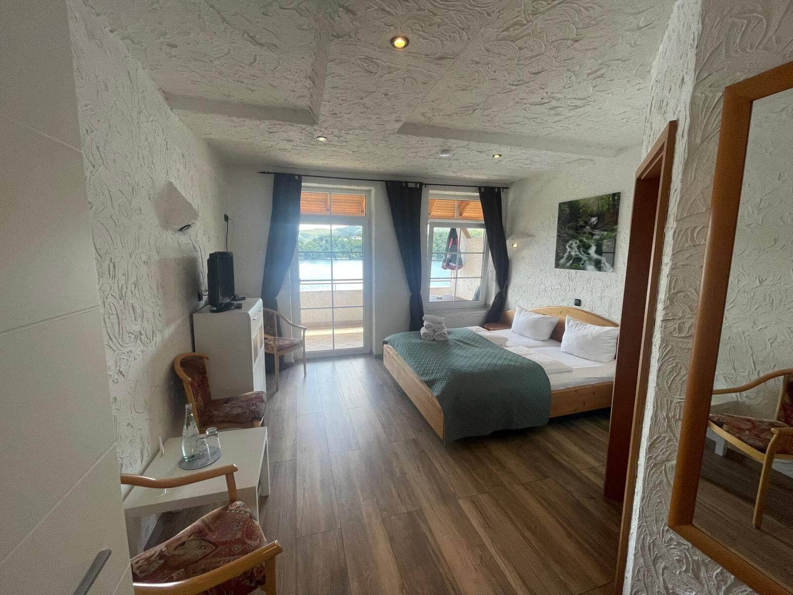 Komfortables Hotelzimmer mit Blick auf den Edersee