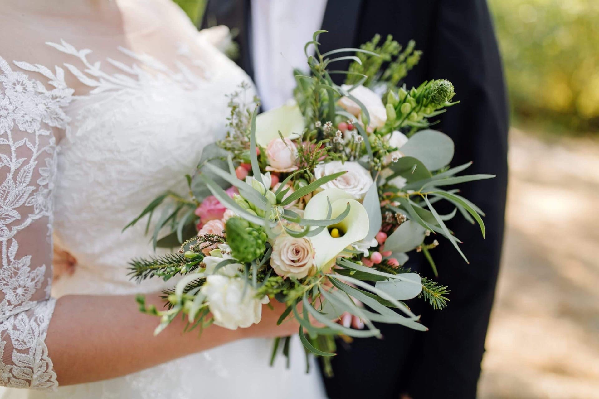 Hochzeitsbouquet mit weißen Blumen