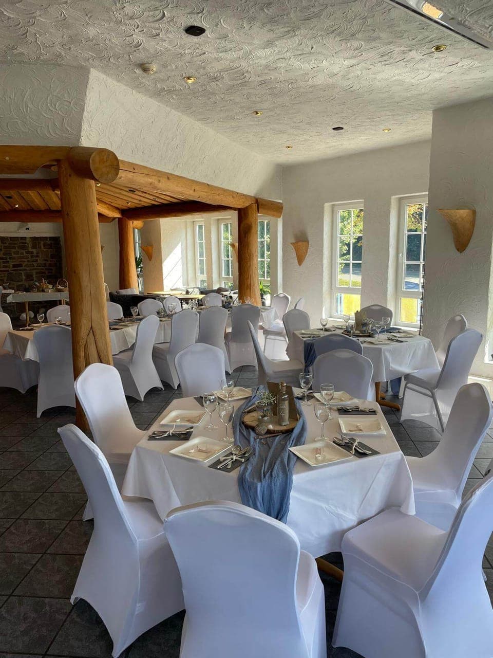 Restaurant mit großen Panoramafenstern zum Edersee